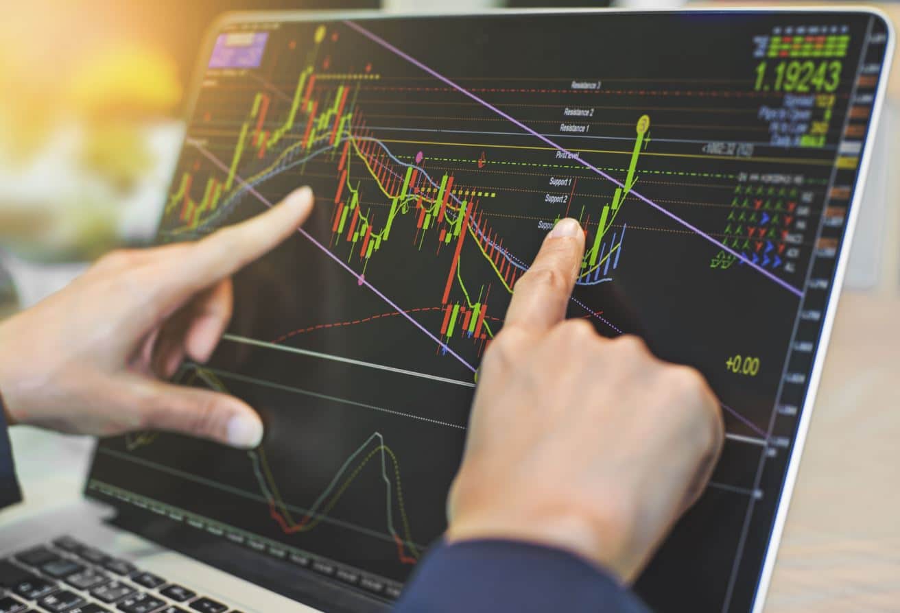 man zooming in - Finviz Alternatives